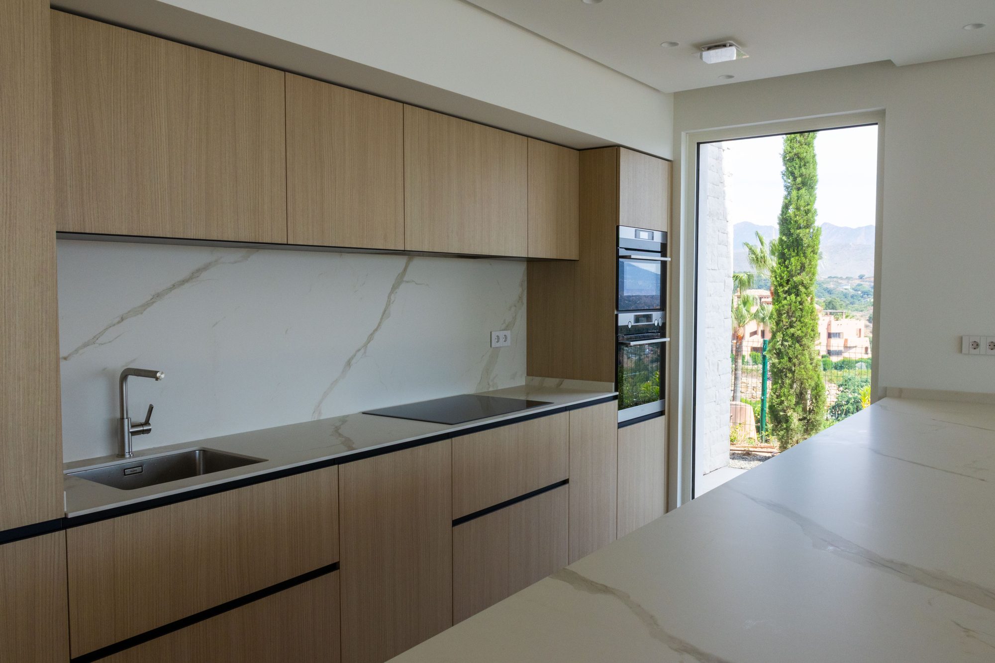 Wood kitchen with a garden door